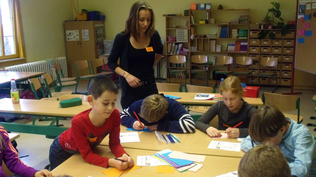 Schüler arbeiten gemeinsam an einem Tisch