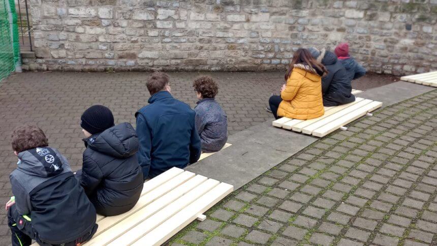 Neue Sitzgelegenheiten für den Schulhof