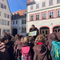 Kleine Mönche erkunden die Erfurter Innenstadt