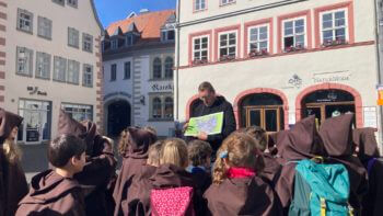 Kleine Mönche erkunden die Erfurter Innenstadt