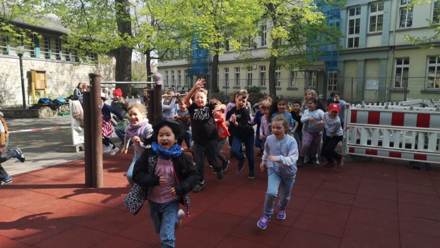 Unser neuer Spielplatz ist fertig! 2