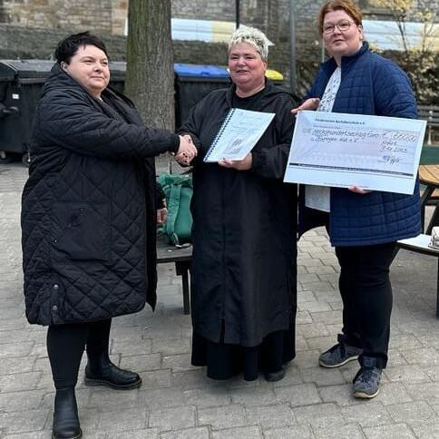 Übergabe 2. Spende aus Spendenlauf