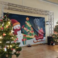 Adventsbasteln mit weihnachtlicher Bühnengestaltung